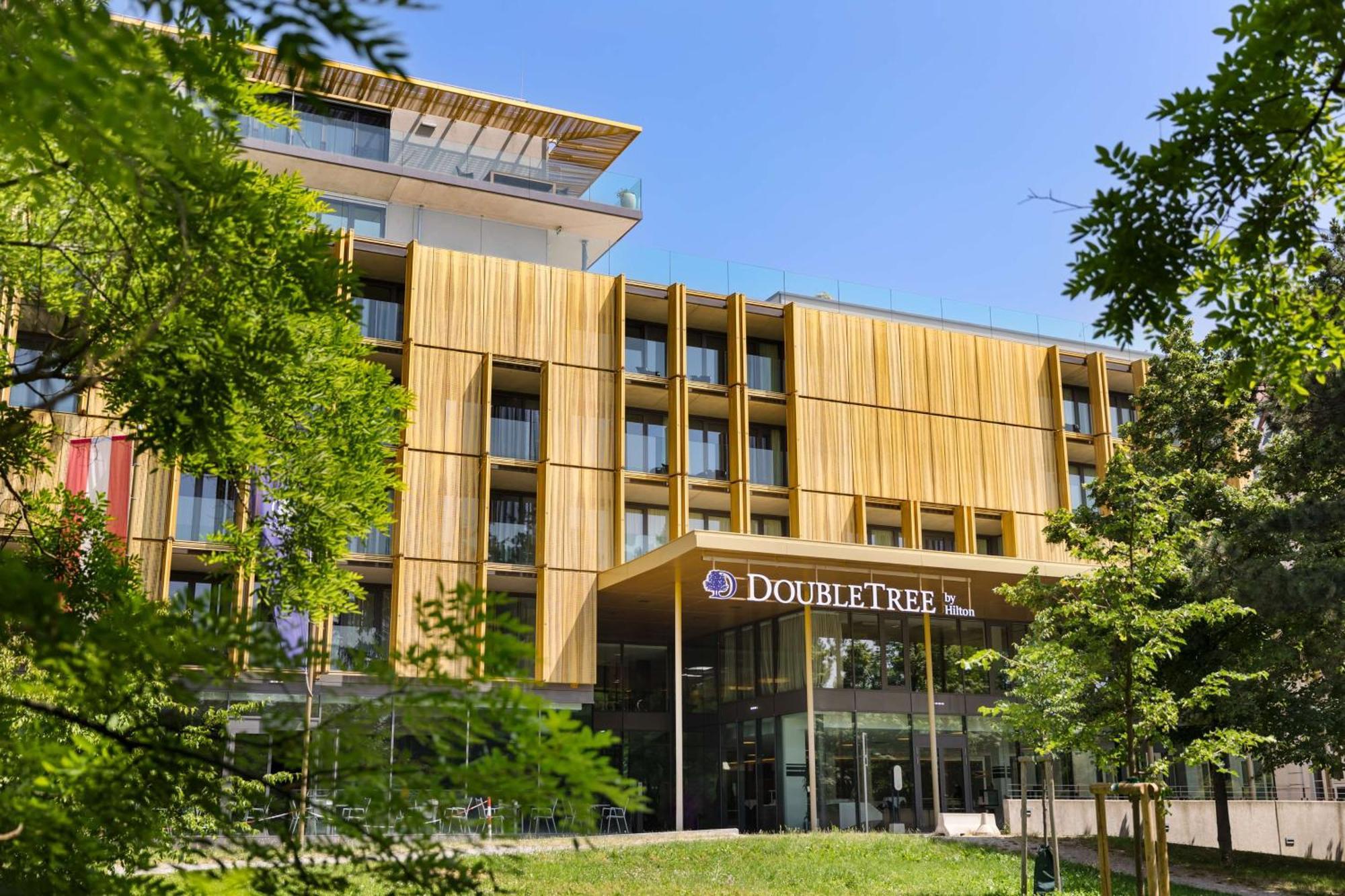 Отель Doubletree By Hilton Vienna Schonbrunn Экстерьер фото